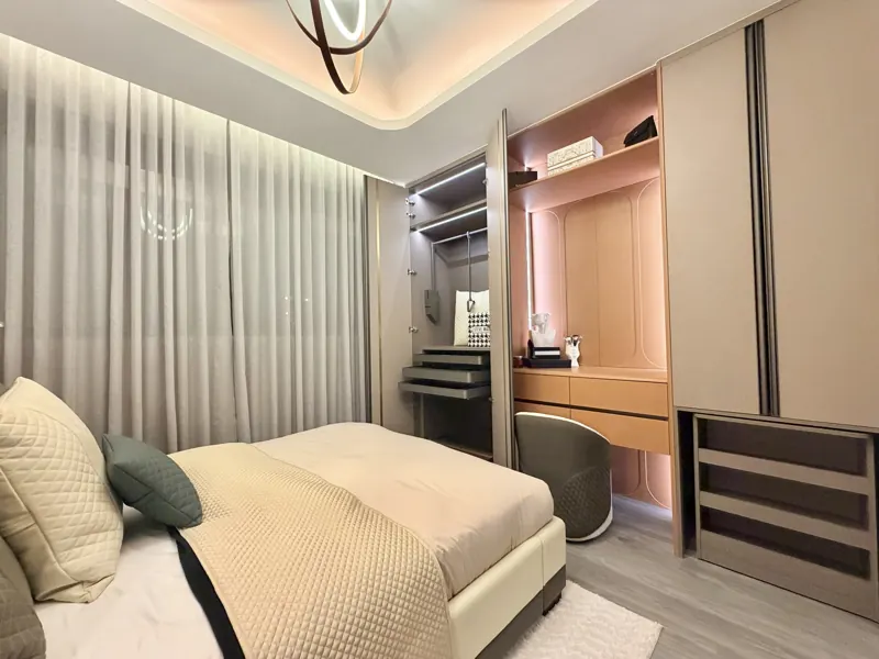 Bedroom with integrated wardrobe and vanity by Modenzo, real photo